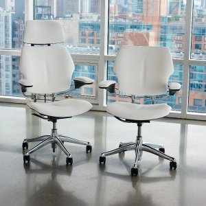 Detail of the Freedom dynamic neck rest by Humanscale