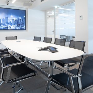 The open aluminium armrests