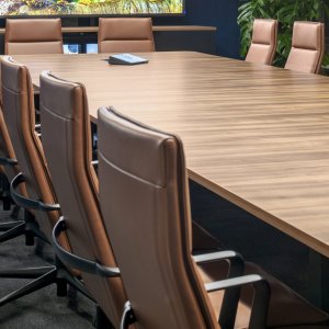 Valea Chair with headrest in dark leather