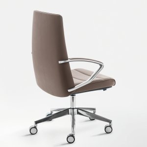 Polished die-cast aluminium arm of Klivia with its padded multilayer top