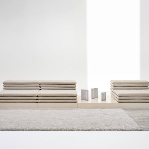 Right-hand end unit from the Acamante system with upholstered base