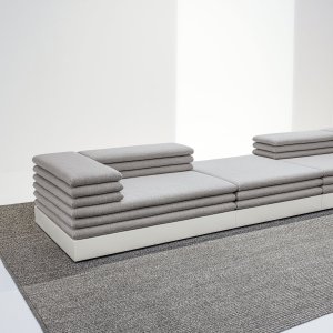 Dark grey gloss lacquered base of the Acamante sofa seen from one corner
