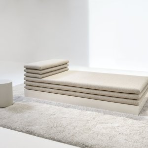 Flat cushions laid one on another to form the back and arm of Acamante