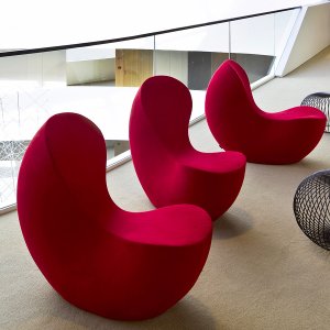 Front view of the Nautile armchair, narrow and tall, in a reception area
