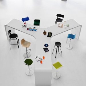 Brunch by Lapalma, collaborative high table in a coworking space