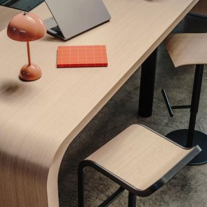 Curved wooden top of the Brunch table