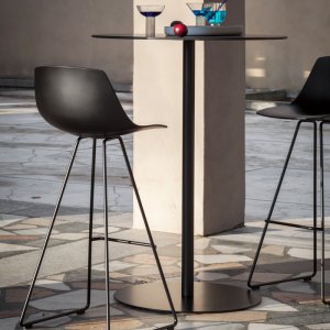 Hide-upholstered seat of the Miunn by Karri Monni