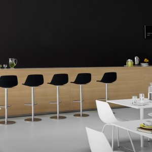 Curved plywood seat of the Miunn stool