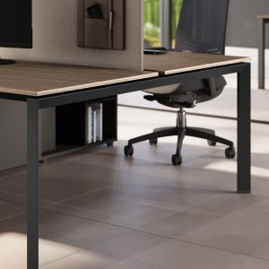 5th Element operative desking-bench by Las Mobili on trapezoidal drawn-steel bridge legs