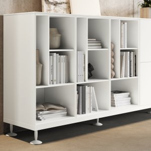 Tapered conical chrome leg of the Énosi desk with die-cast levelling foot