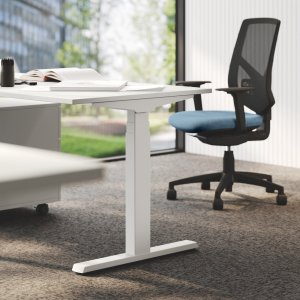 Open-plan office furnished with UP sit-stand workstations by Las Mobili