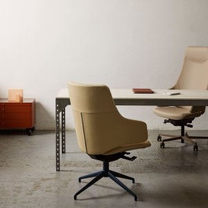 Special open-spoke castors of the Italia chair