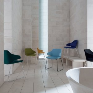 Italia chair with medium backrest in an office