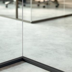 Corner junction of the M1 monolithic glazed partition by Quadrifoglio