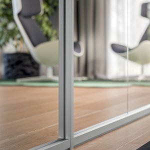 Bronze finish aluminium profile of the partition system by Quadrifoglio