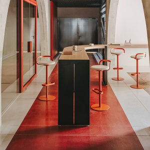 MAK by Lapalma at a kitchen counter, swivel base