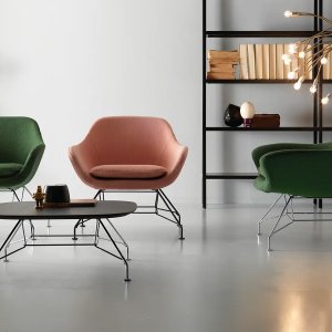 Visitor armchair Manta by Quinti with headrest in a reception area