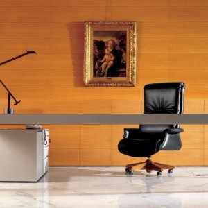 Hand-sewn side seam of the Mascheroni G7 presidential armchair