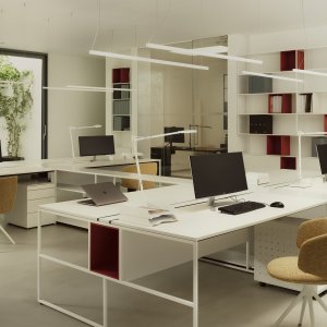 Sound-absorbing screen mounted on a 20.Venti workstation