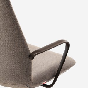 Executive office chairs Synua around a meeting table