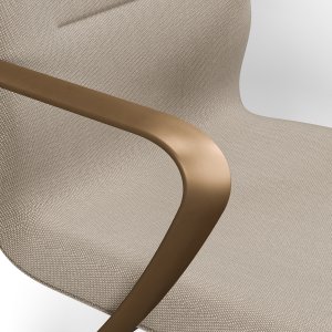 Synua executive chair behind a desk in a London office