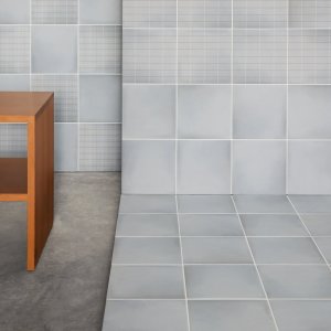 Close view of the narrow Grid S pattern on Aurore Charcoal