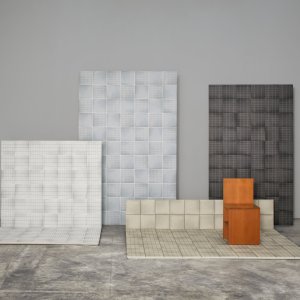 Break area wall in Aurore Light Green Grid L and solid tiles