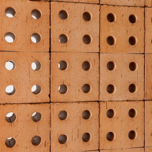 Full-height Bloc wall with timber profiles