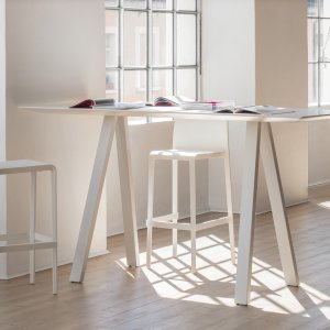 Extruded aluminium frame carrying the top of Pedrali Arki-Table