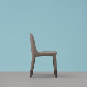 Ester 690 seen from three quarters with fabric upholstery