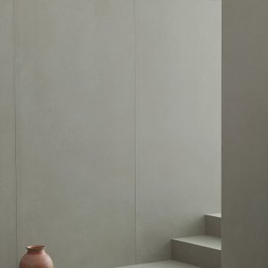 Steps and wall in Primavera Grigio porcelain stoneware