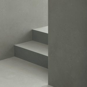 Primavera Nero floor with Grigio wall and leather armchair