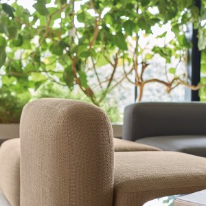 Fabric-covered pad on the wood armrest of the Quinti One Hundred