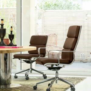 Executive office chairs: The Season Slim with horizontal stitching and a chromed frame
