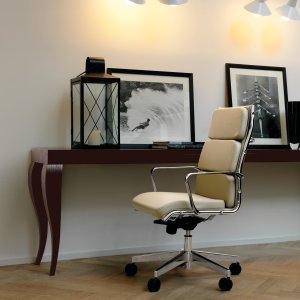 Pad arm pads in leather on The Season executive chair