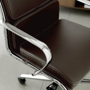 Executive office in London with The Season Comfort in cognac leather