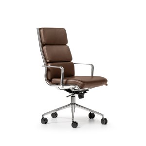 The Season Comfort executive chair by Quinti in black leather with a high back and five-star base