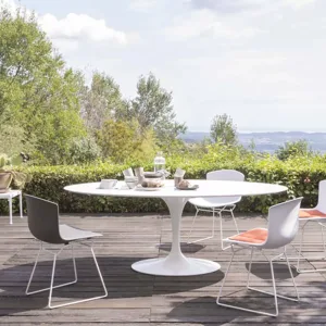 Single pedestal stem of the Saarinen table by Eero Saarinen, no legs under the top
