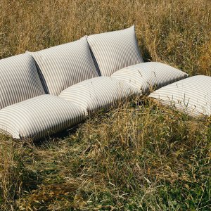 Brezza S•CAB outdoor seating in a courtyard