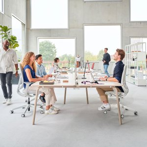 se:air chairs around a seminar table in a project room