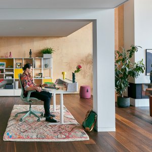Height-adjustable lumbar support on the se:air, in the colour of the model