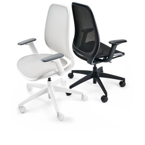 Knitted membrane backrest of the se:air chair held in a black polyamide frame