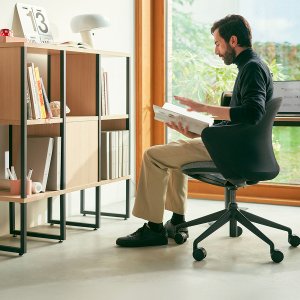 Height lever in basalt grey under the seat of the se:flair chair