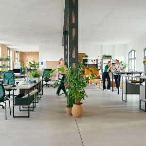 Counter version of the se:kit Sedus with footring at a standing-height desk
