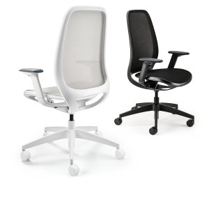 Hybrid task office chair se:air by Sedus in a shared meeting room