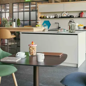 Two facing se:café high benches forming a diner with an integrated table