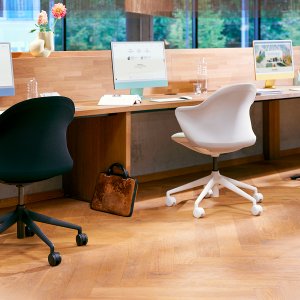 Meeting room chairs: se:flair on a four-star aluminium base with felt glides