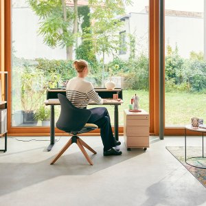 Two-tone se:flair with a light grey membrane back and a blue fabric seat