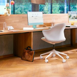 Side view of the se:flair chair with the backrest tilted to 21 degrees
