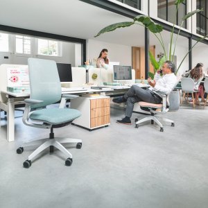 Counter-height se:flex by Sedus with footring at a standing-height bench